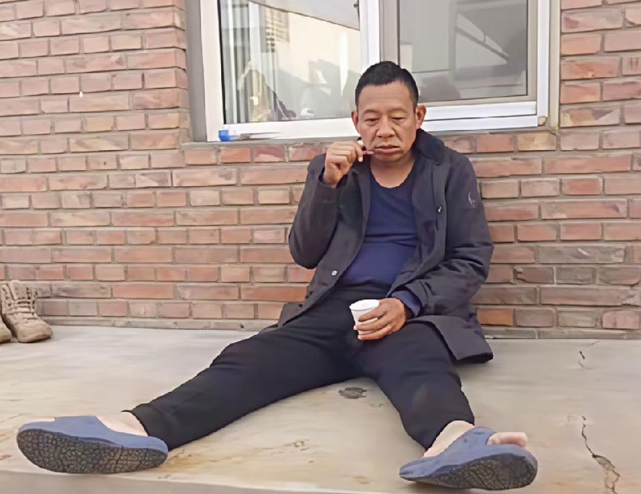 🐒河南许昌，于东来在家门口平房前晒太阳的画面火了——身家亿万，却穿得普普通通，