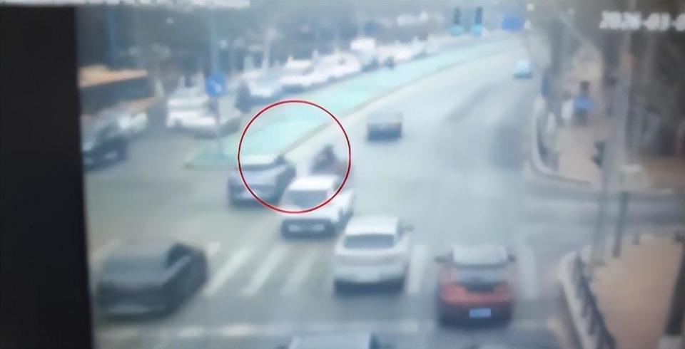 太离谱了！大连67岁大爷连闯红灯，惨遭三辆车连撞，身体多处骨折！视频拍下事情的全