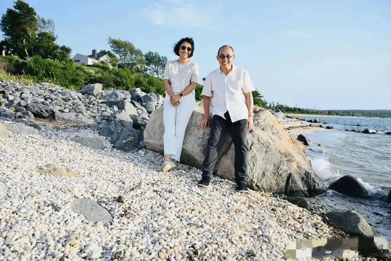 老潘夫妻的一张合影，看样子应该是在美国某城的海边。
照片中，夫妻俩坐在一块大石头