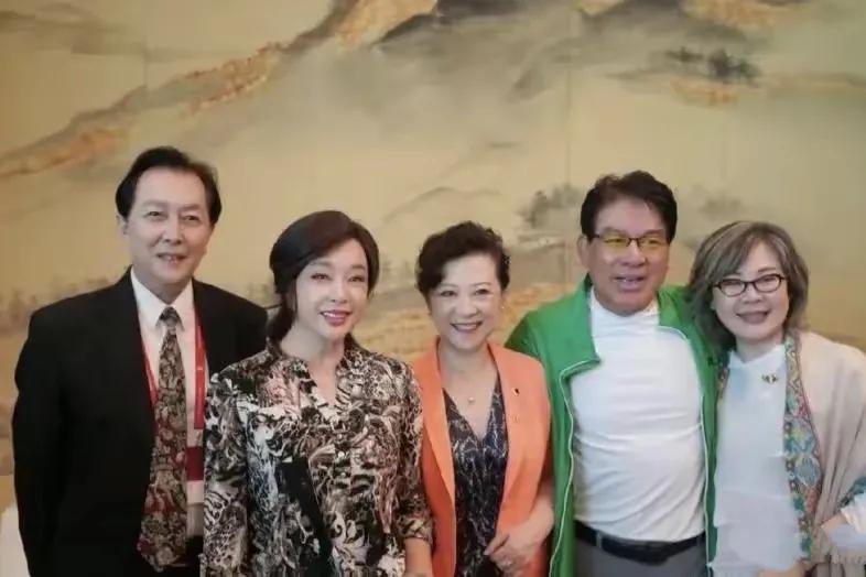 八十年代谢晋最著名的“反思三部曲”加《高山下的花环》主演同框
唐国强竭力争取到了