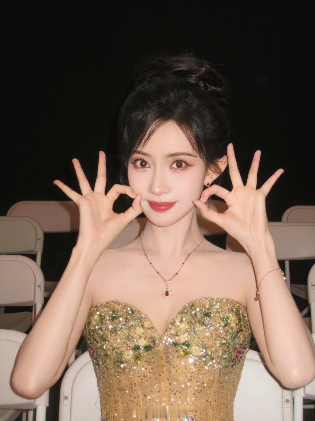 某人看似没到场 实则老婆已经帮他拍照了这个双手比的pose原本是打算两个人一人比