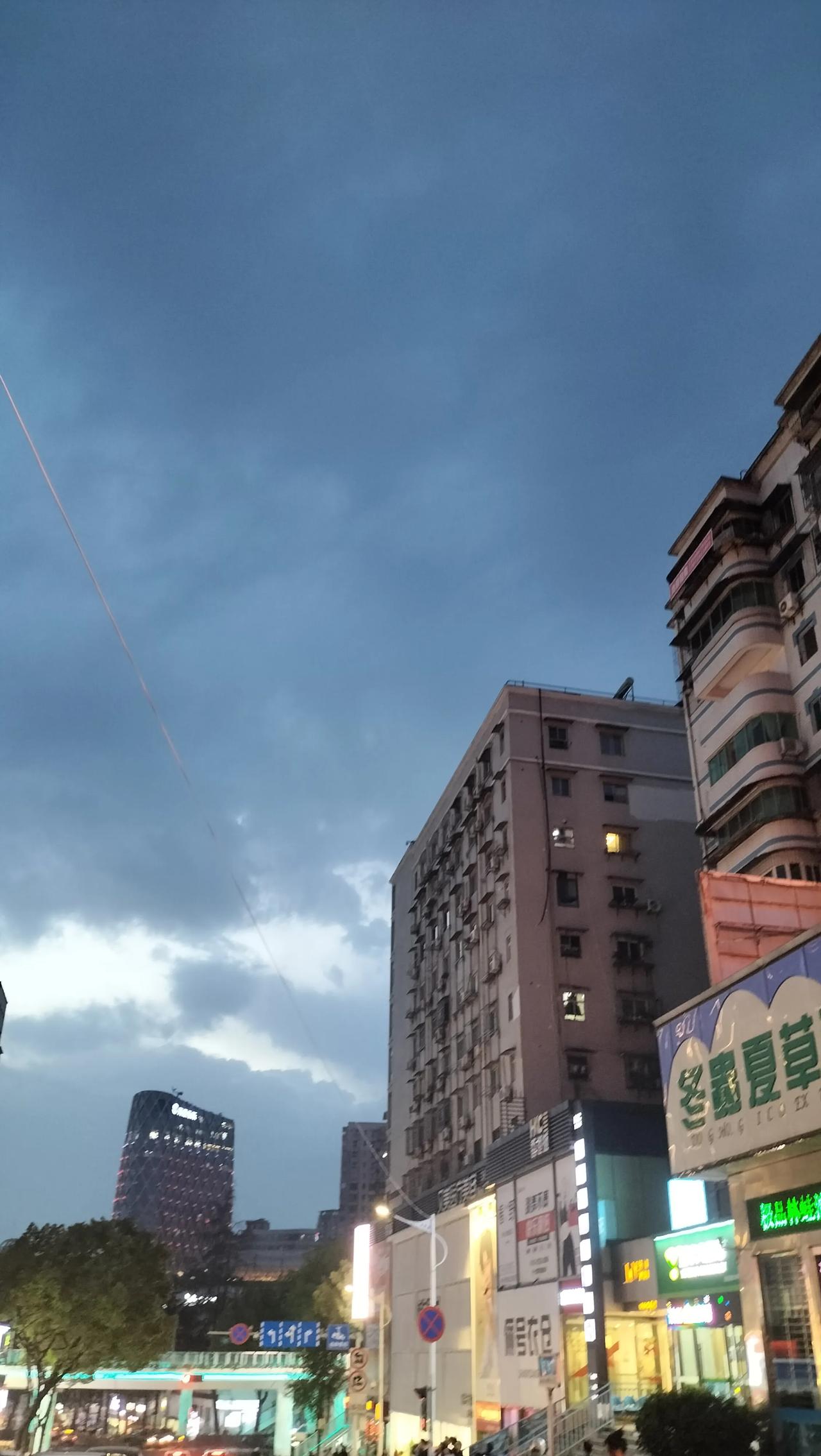 今天提前了一个小时下班，天还没黑就下班了，老板考虑的很周到，为他点赞[赞][赞]