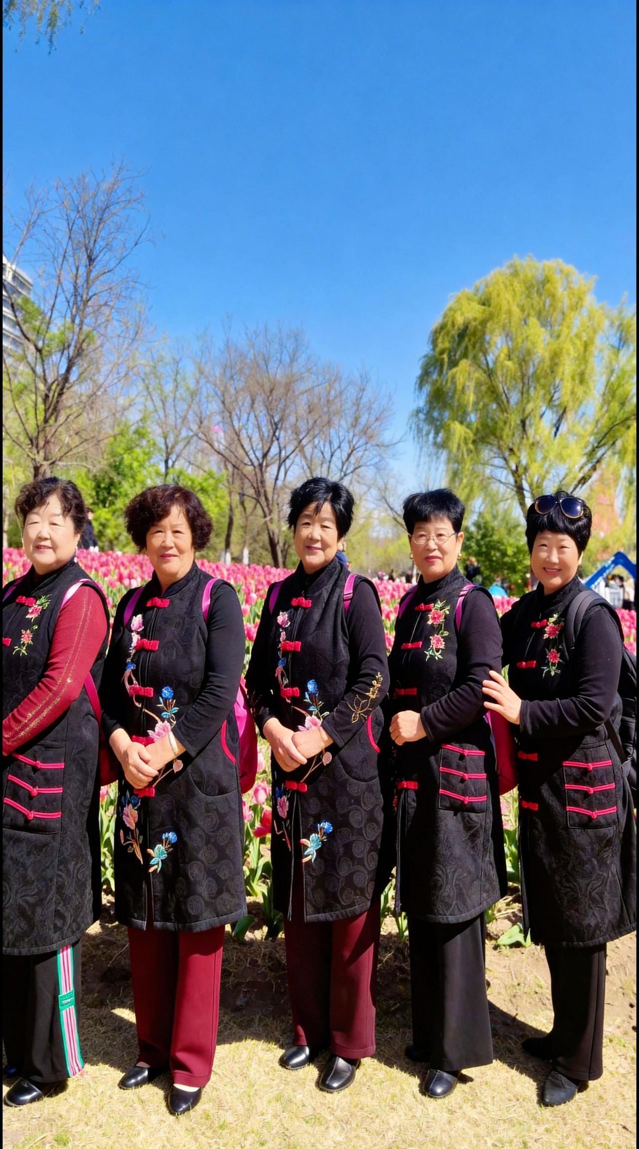 在阳光洒满的公园里，几位好友相聚，笑容灿烂如花。树影婆娑间，是岁月静好的模样。一