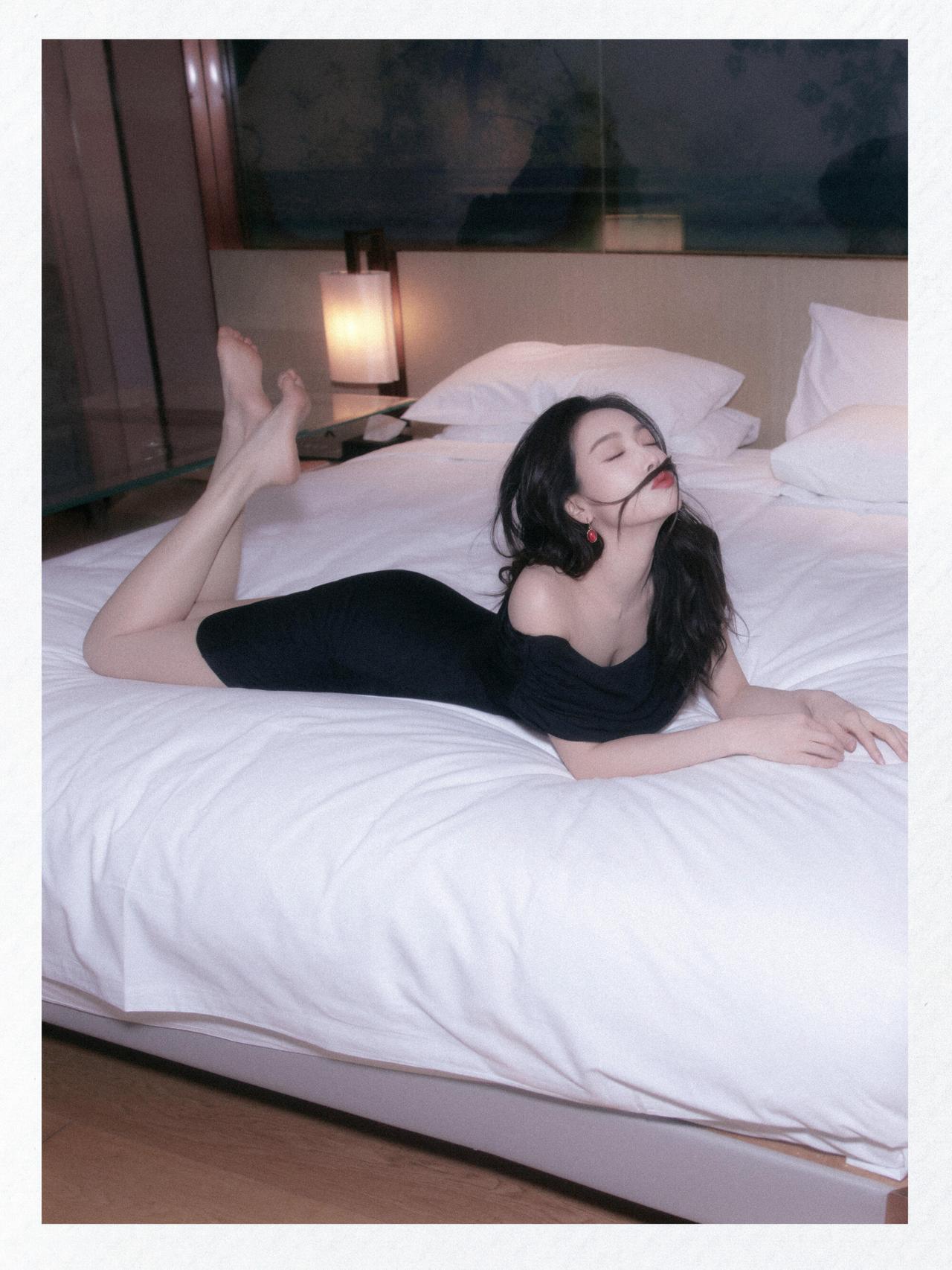 宋茜
她把夜色裁成贴身的裙
裹住一弯柔软的曲线
白床单是未拆封的云
托着她，像托