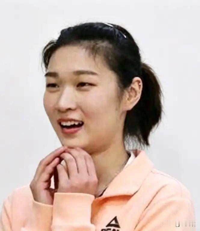 说起王梦洁，
很多人第一反应就是那个一传稳得让人放心的自由人。可你知道吗，这个1