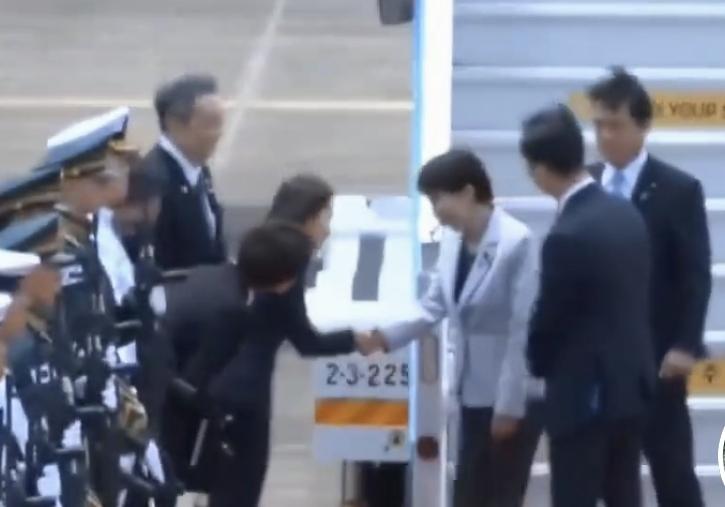 日本高市早苗政权5月19日出访韩国，高市早苗一下飞机兴奋不得了，这次出访韩国目的