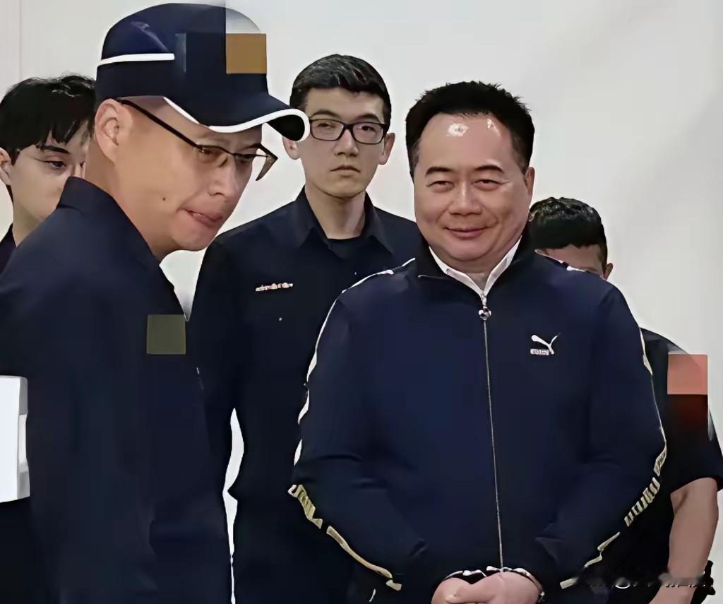 邱毅探视狱中蔡正元！状态大变落差惊人，牢狱生活太现实

曾经在镜头前精神十足的蔡