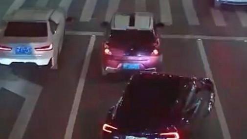 晚高峰的车流中，一场无声却震撼的“接力礼让”悄然上演。12月26日晚，浙江嘉兴海