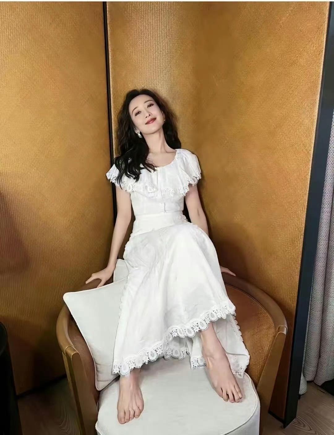 我的天！王鸥的脚趾头太突出啦！弯曲的弧度特别明显，完全没想到会因为这个被大家关注