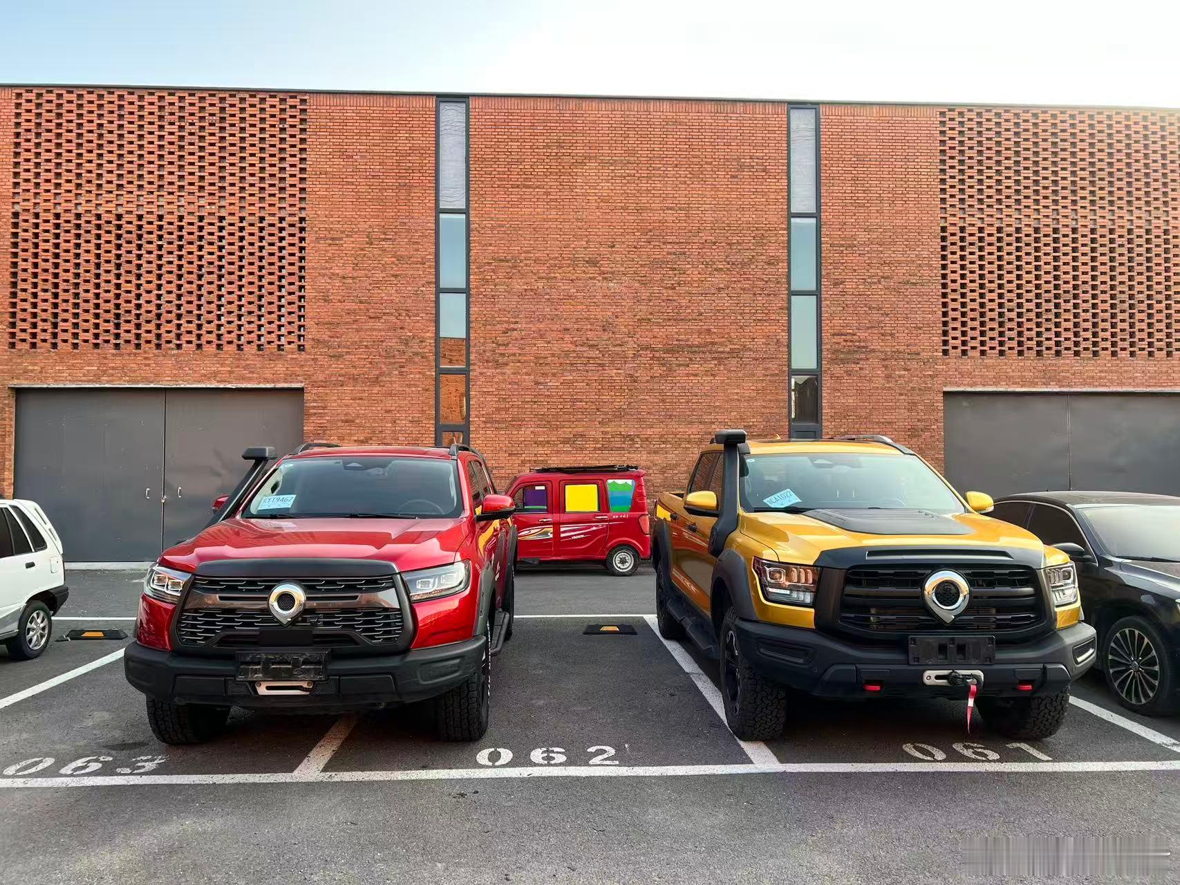 大家觉得我的这两台皮卡帅不帅 大家觉得黄色的好看还是红色的好看 