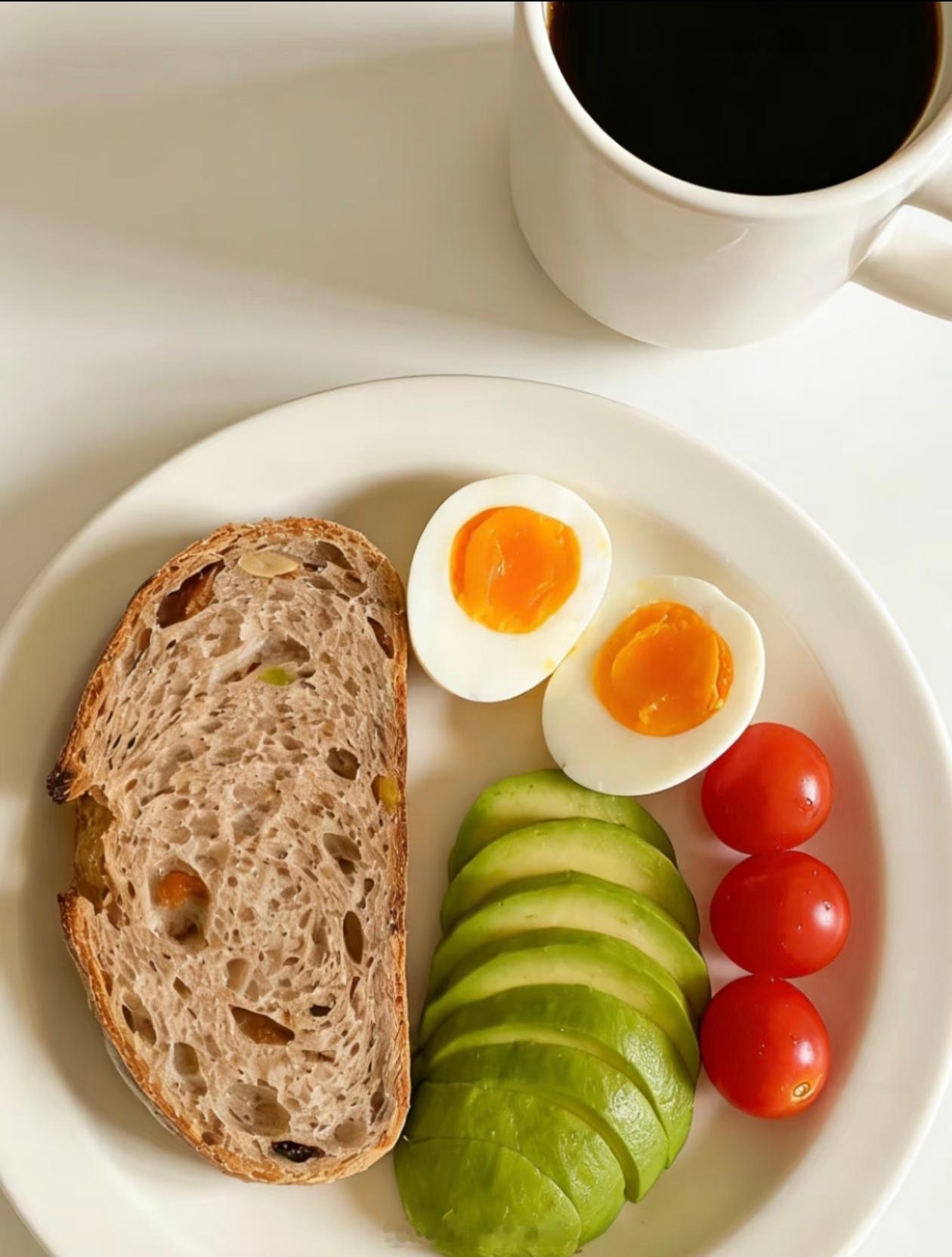 减脂期早餐这样吃，既不会饿肚子又能保证营养全麦面包（优质碳水）➕溏心蛋（优质蛋白