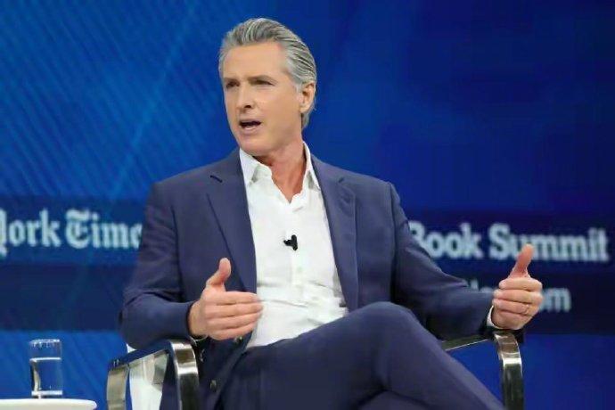 支持跨性别的加州州长纽森，嘲讽马斯克父女关系不好，遭到对方连番反击。
越来越魔幻