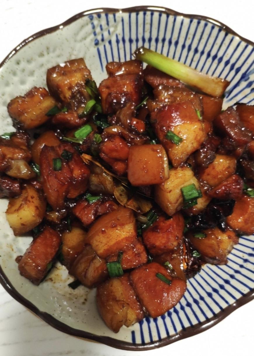 晚餐炖了3小时的红烧肉端上桌饭店还香

今天下班早，赶在菜场收摊前挑了块五花肉。