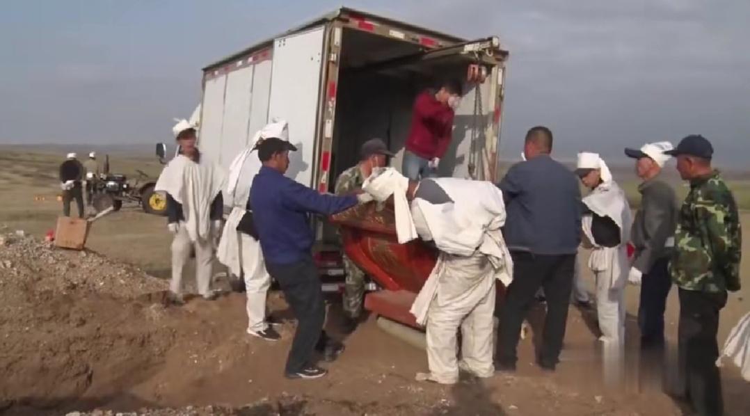 唏嘘！内蒙古一老人离世，村民无人送殡，花重金雇挖掘机下葬，背后缘由引人深思
在农