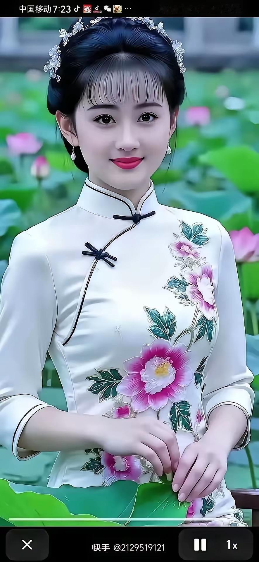 眼眸似星，气质高雅迷人