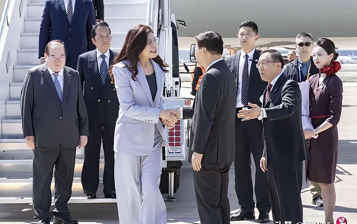 吴成典今天在松山机场那番话，分量真的重到炸场！当着全台镜头，他直接喊出——国共两