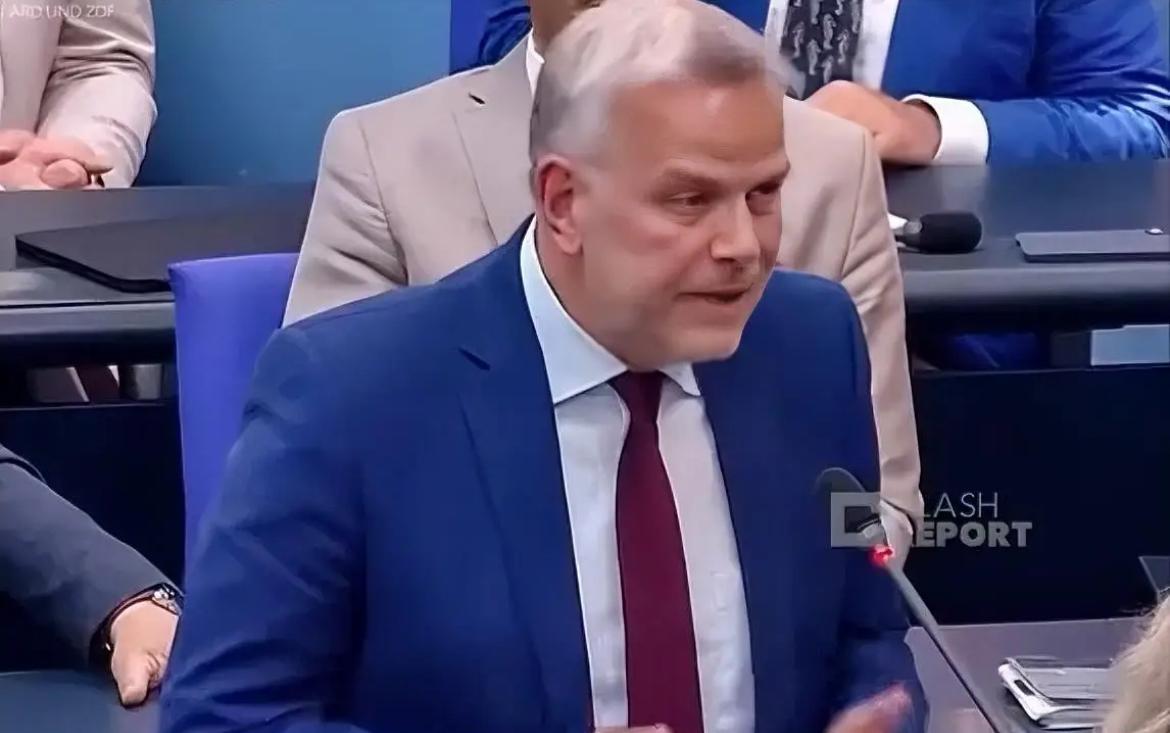 欧洲政坛最狠“当面打脸”来了！
德国选择党议员议会硬刚默茨，当众甩出民调数据：你
