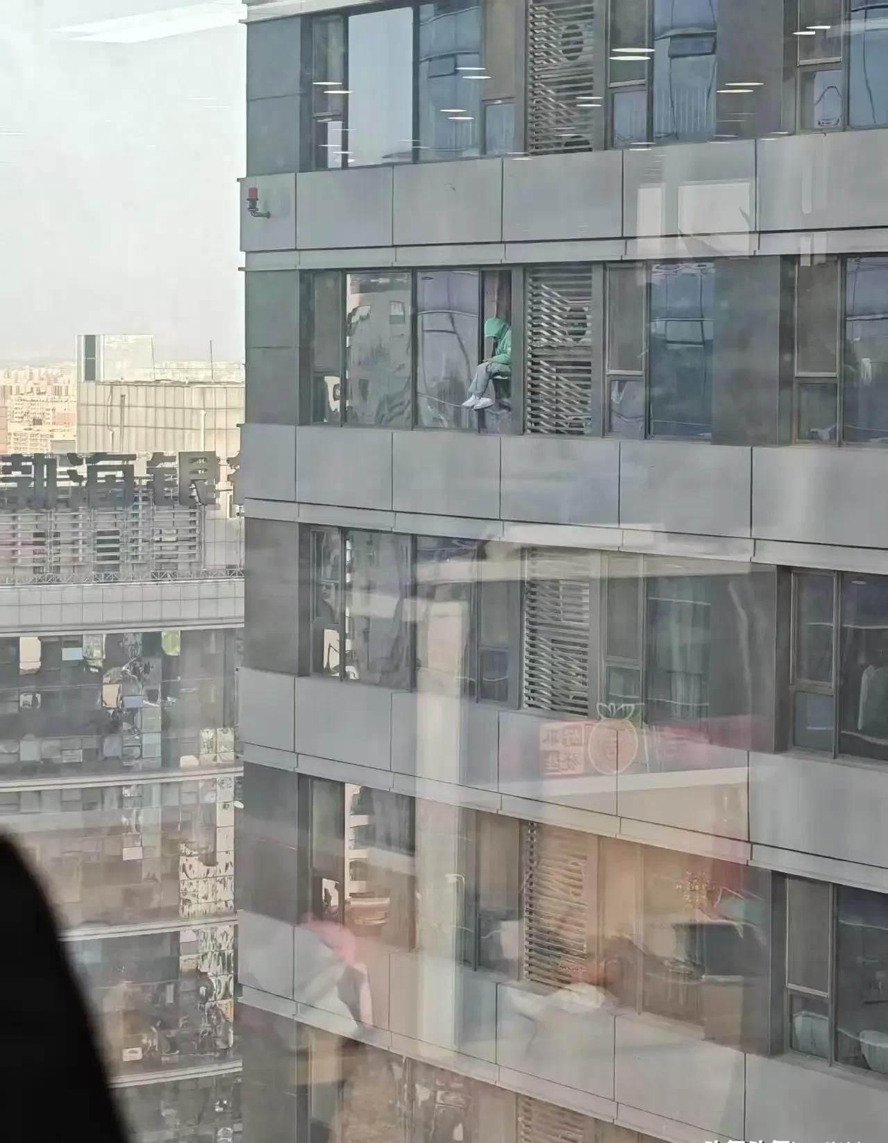 石家庄万象城再发坠楼事件，

多次事故引争议，

真相何时水落石出？

11月1