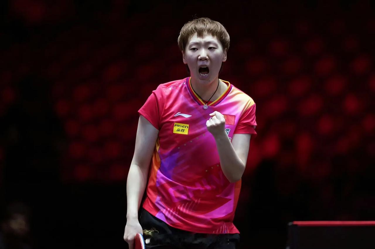 在WTT新加坡大满贯中，中国选手王曼昱、陈梦分别战胜各自的对手晋级女单1/8决赛