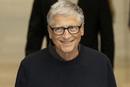 70岁的比尔盖茨和66岁的安德鲁王子，因为和爱泼斯坦牵扯太深，导致名誉扫地。
