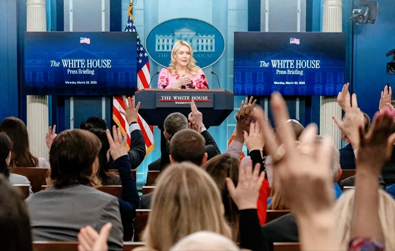 特朗普估计要气坏了，此前随便掐掉公共媒体的钱，就因为看不惯他们说坏话，然而最近美