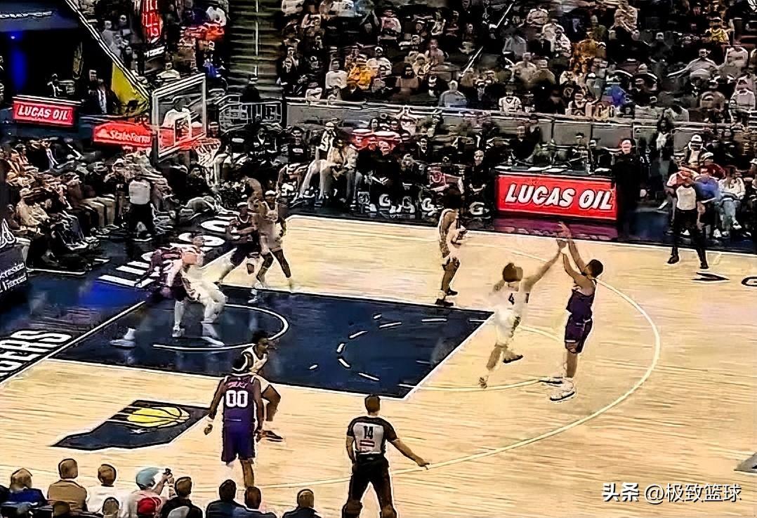 布克也想拿80分了！在今日太阳对阵步行者的第三节比赛中，布克后撤步踩线长两分投进