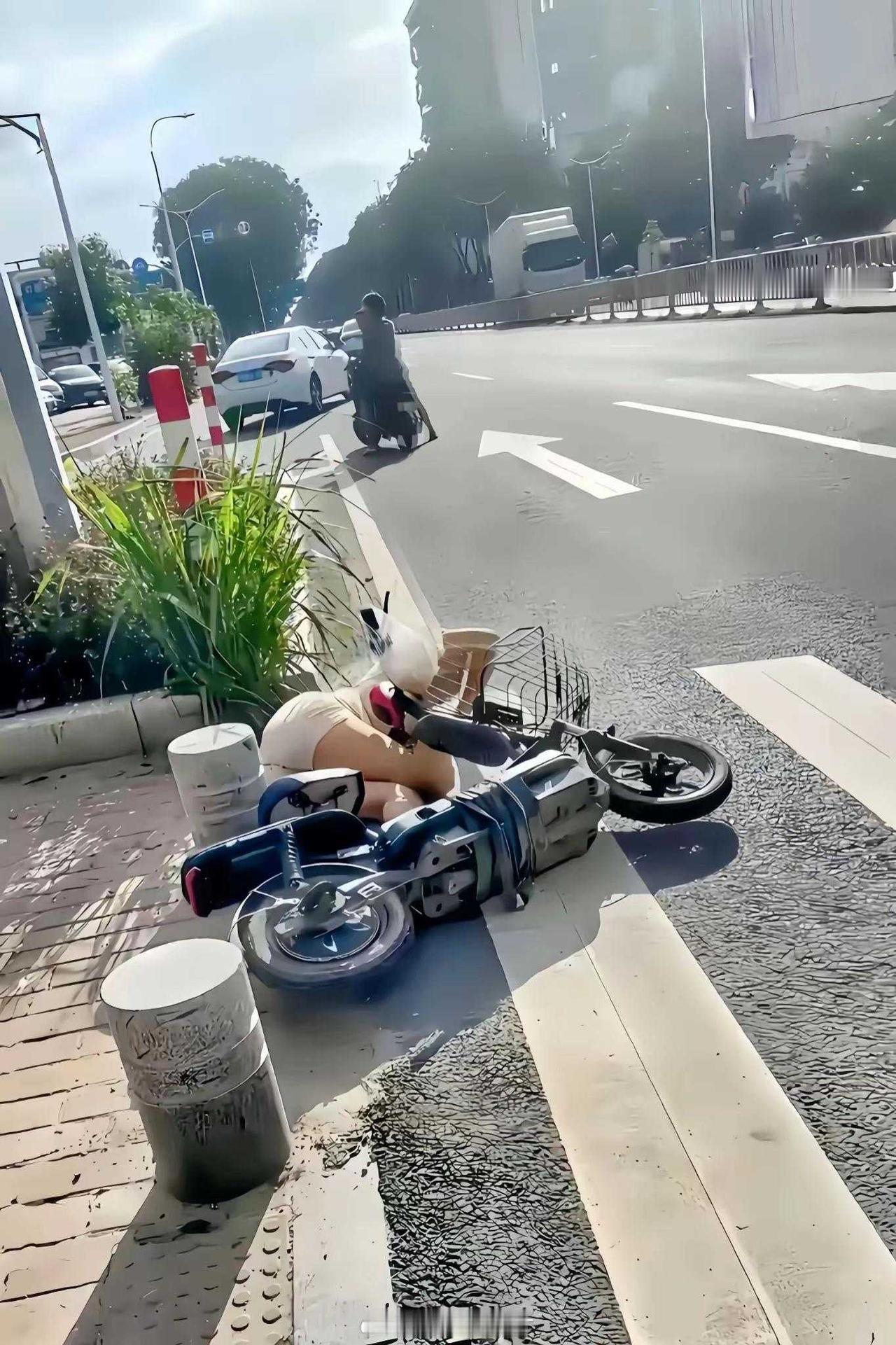 这是还没睡醒就出门了呀