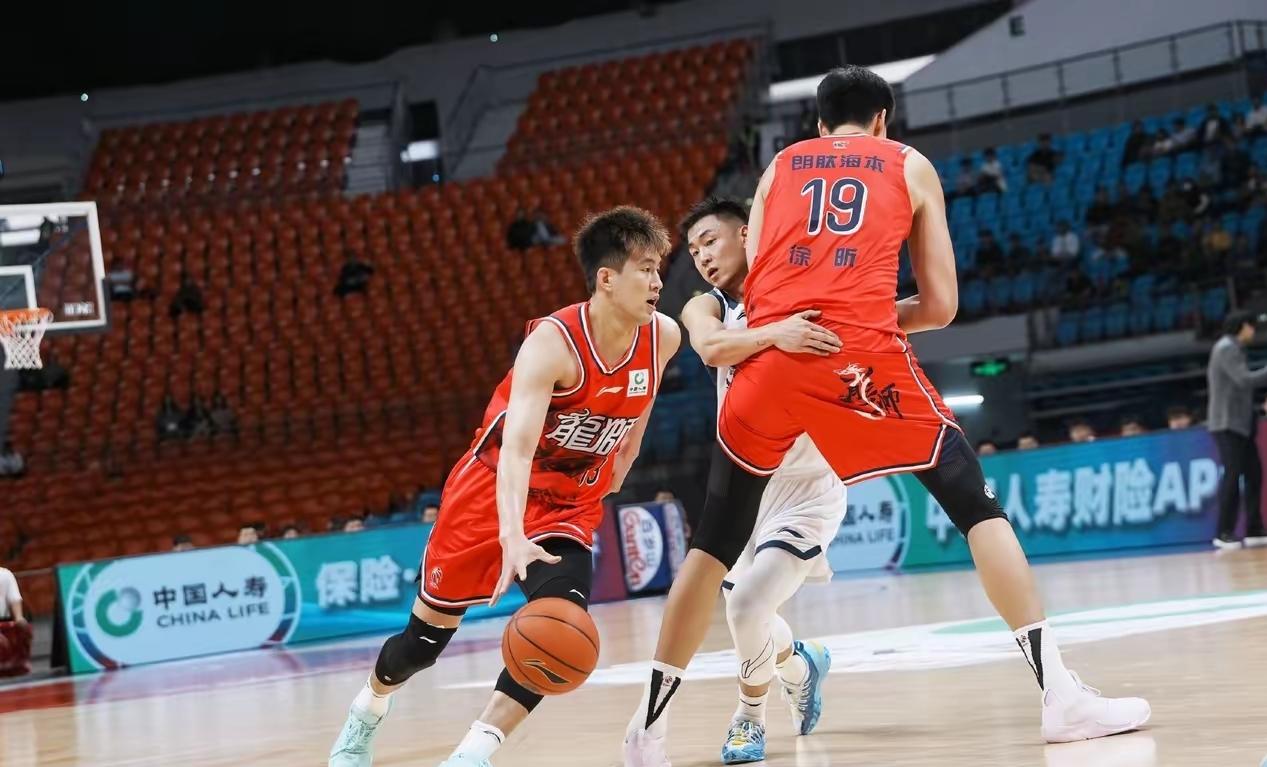 广州龙狮真是太惨了。
CBA第二阶段刚开始，广州队就损失了两个大将。
郭艾伦一次