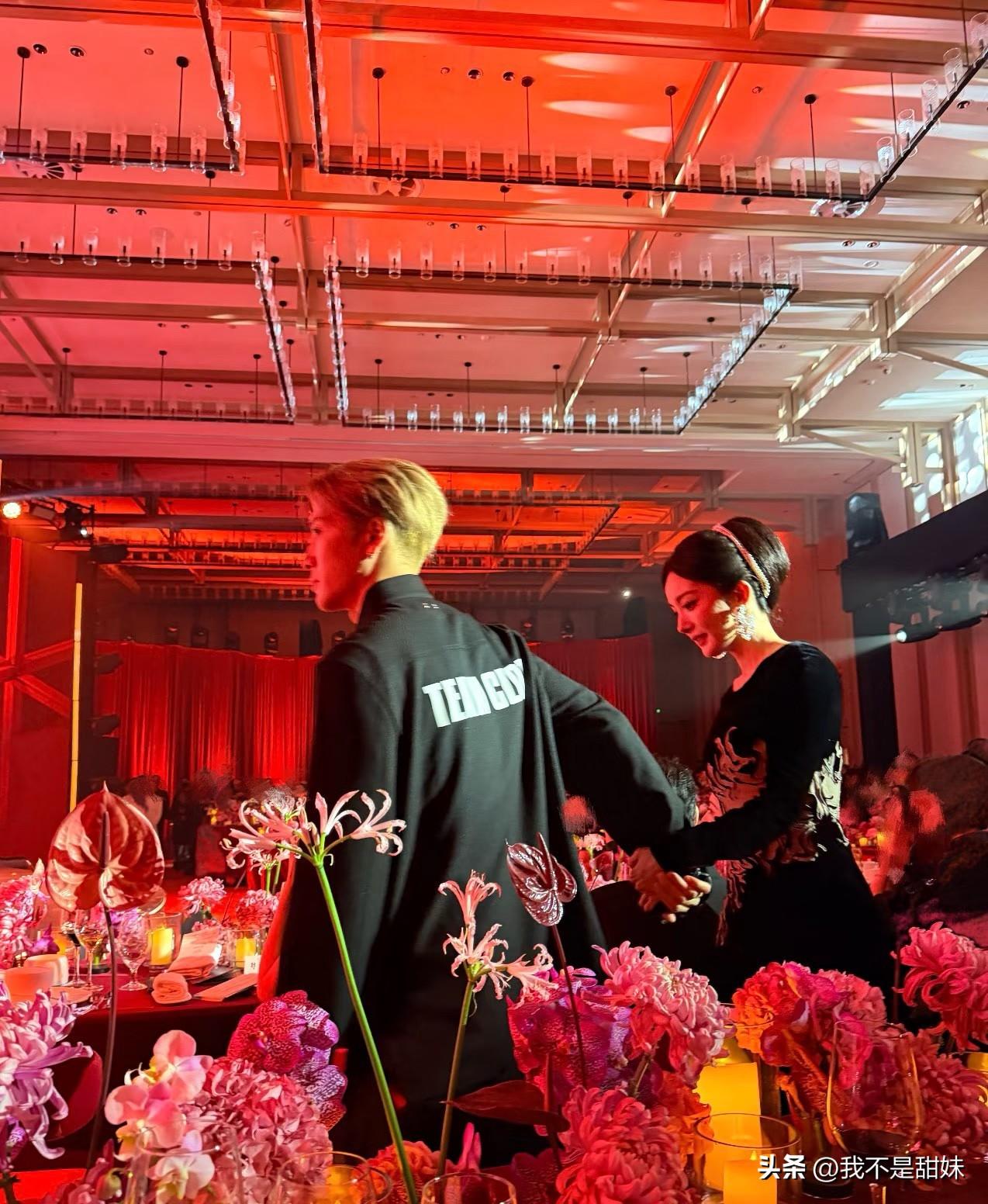 王嘉尔牵手的那一刻杨幂好开心啊！
幸亏是嘉尔不是沈腾[吐舌]，换腾哥已经走出二里