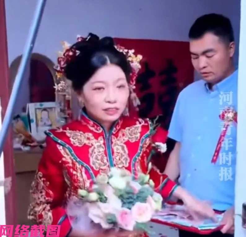 河南有女子结婚，因父母早已过世，之后女子是由哥哥带大，此刻这样的出嫁场景也是由哥