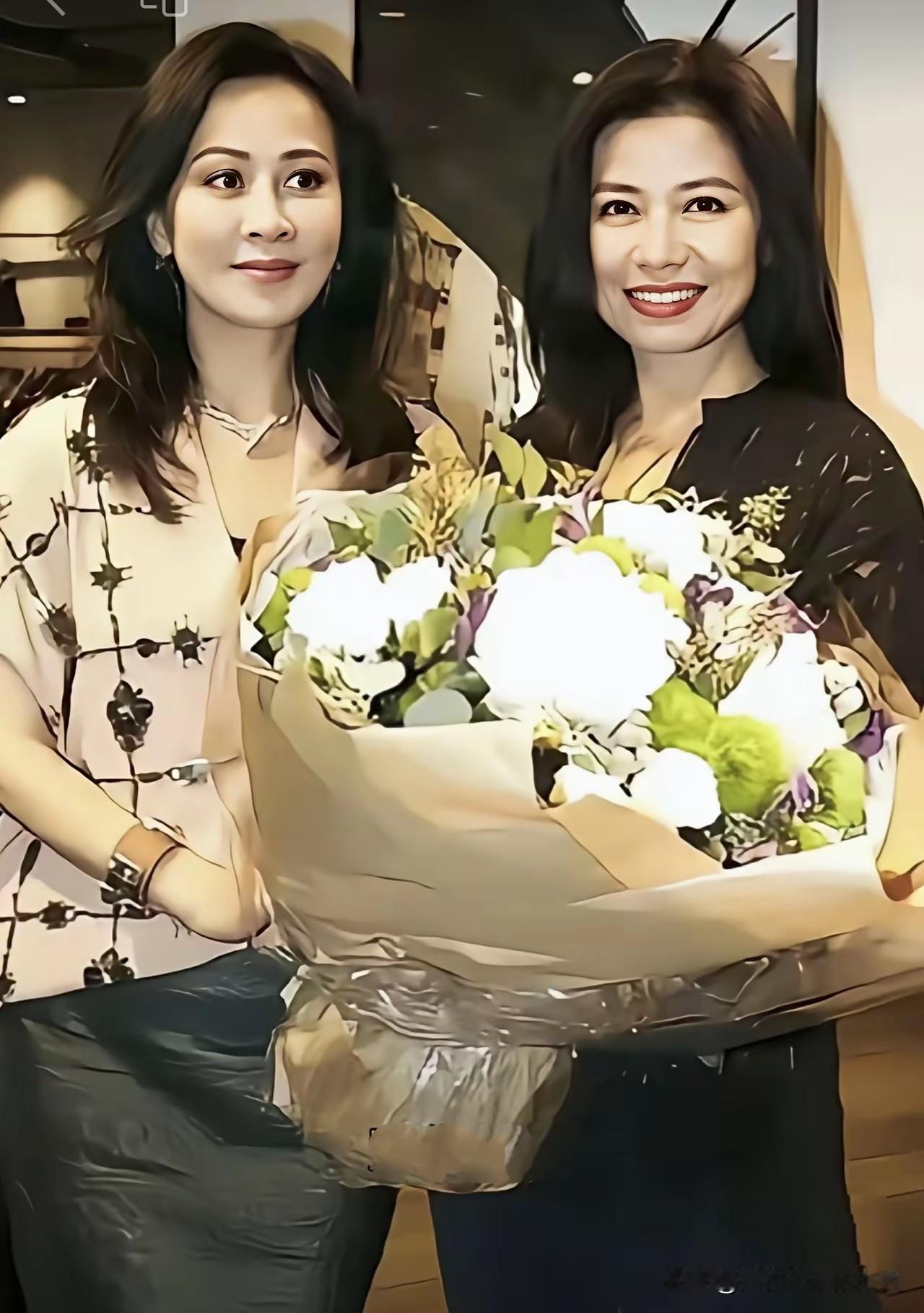 两位女明星同框，钟楚红五官精致，笑容灿烂，魅力无限，刘嘉玲端庄大方，美丽动人，皮