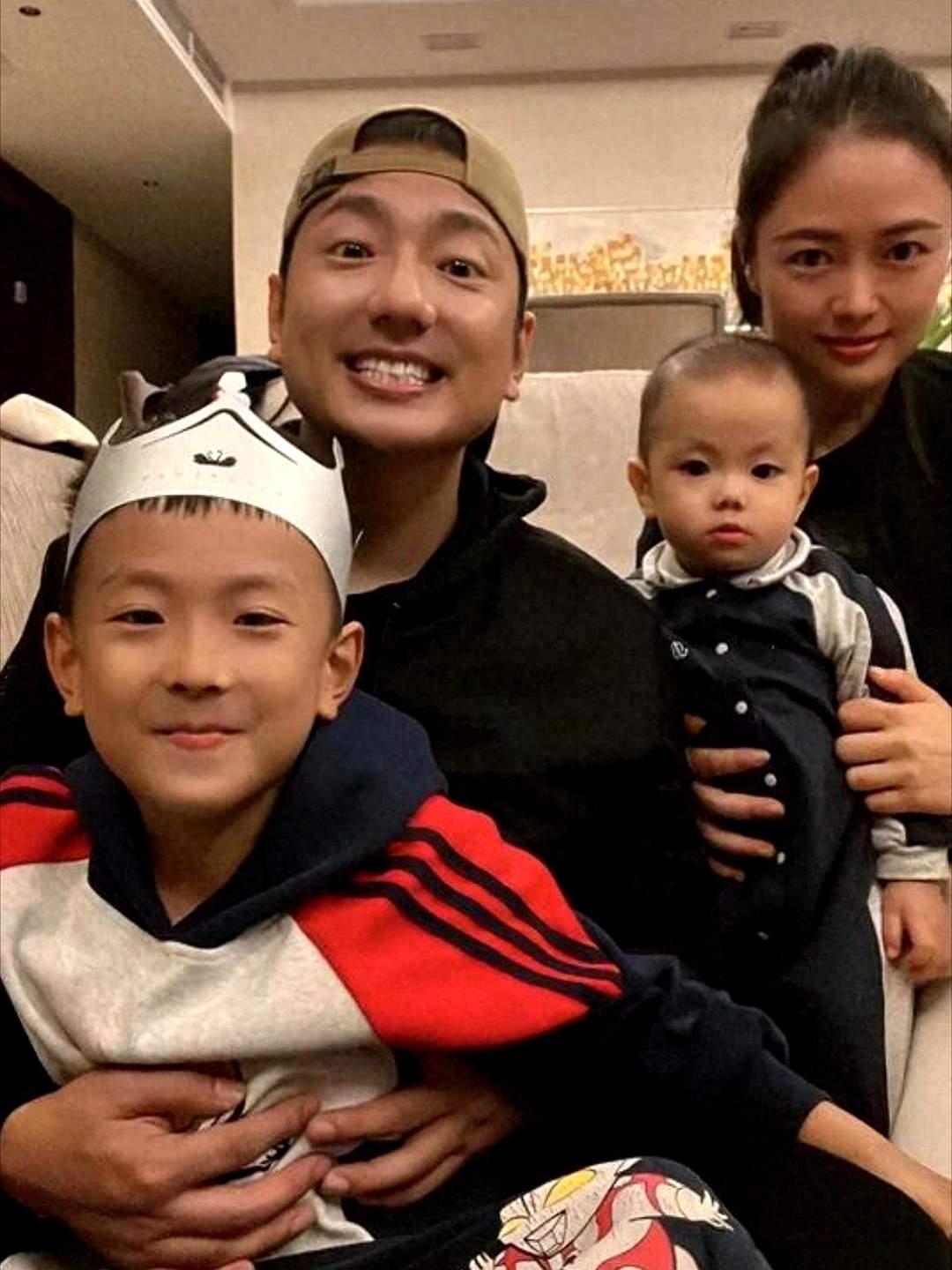 近日，看到海来阿木晒了全家福！
这个是海来阿木的第二任妻子与其孩子，一家四口，看