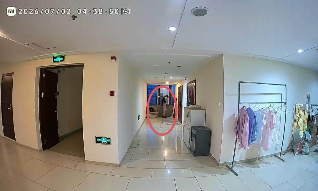 太变态！男子凌晨潜入楼道偷女士内衣，做完龌龊事后再给原样放回去。
 
7月2日，