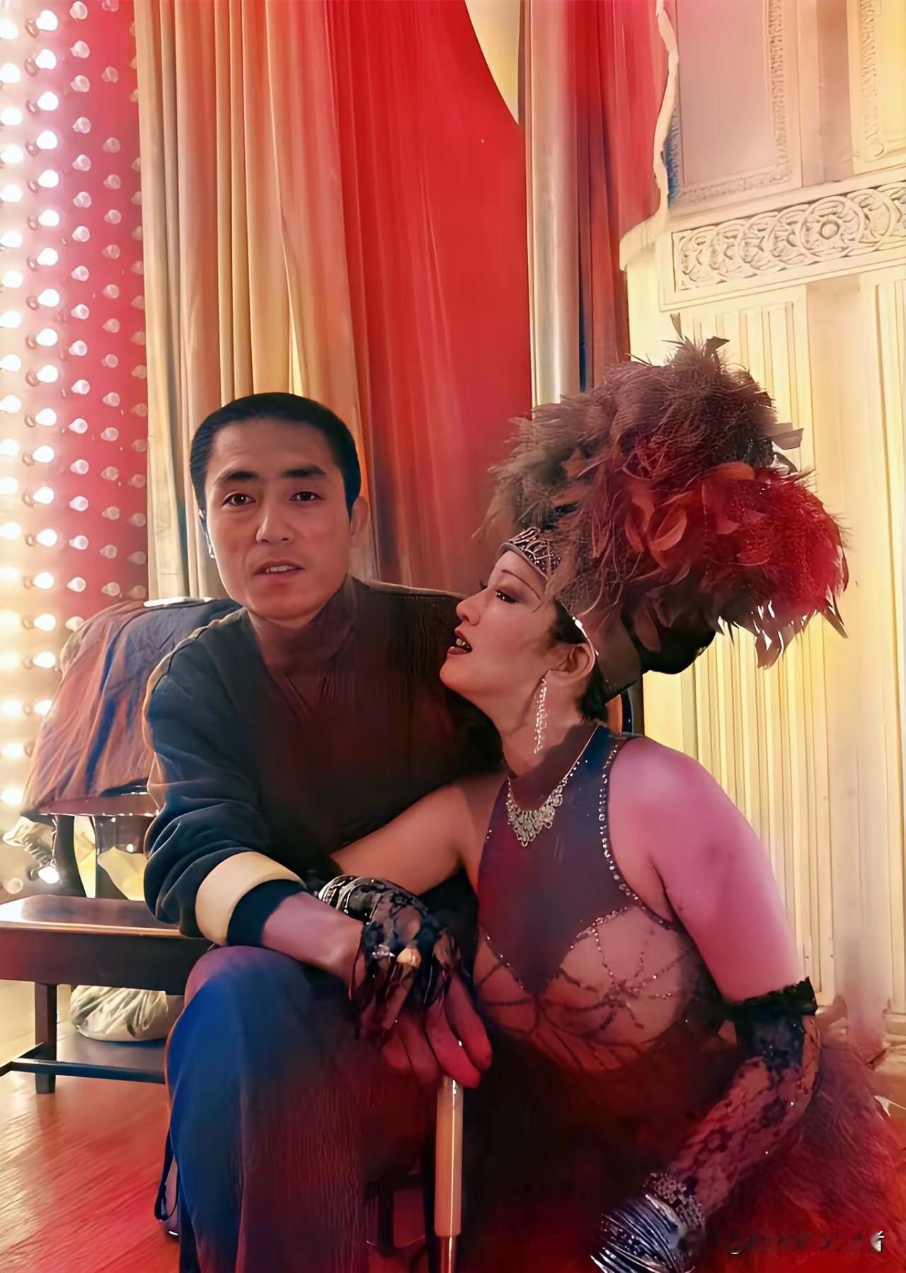 张艺谋眼神已经没有了爱，巩俐反而满眼深情，那段记忆真的会是女人一辈子的回忆。
巩