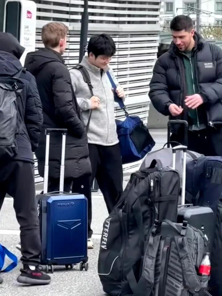 要不说，樊振东是讲究人！
有人在车站偶遇樊振东，左右肩膀各一个包，看着都不轻！即