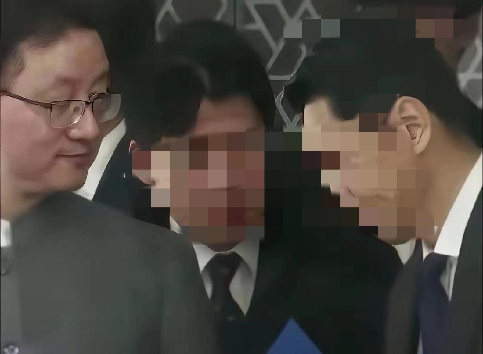 看了金井正彰那张照片，确实让人不舒服——表面鞠躬道歉，眼神却透着一股子不服气。