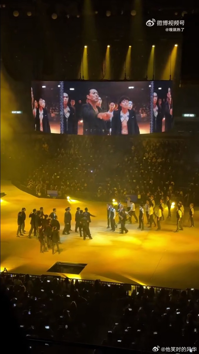 李昊演唱会出场被人套在麻袋里📸史诗级开场画面新鲜出炉，麻袋缓缓抬上舞台，悬念层