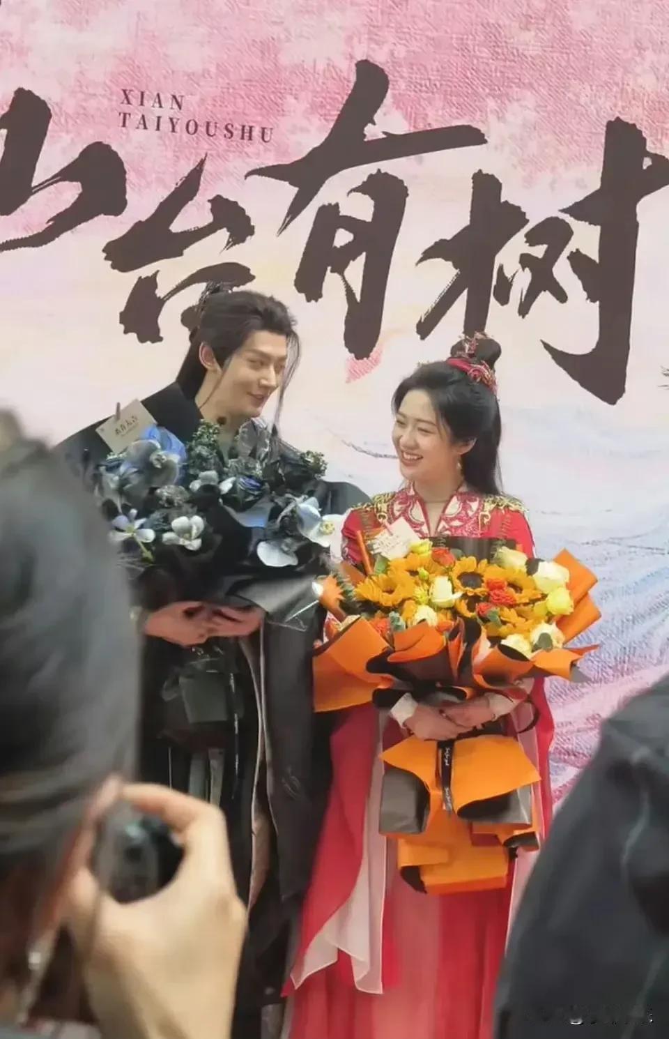 邓为不说话是蛮帅的，但不能做表情，更不能笑，一笑满脸褶子，一动一笑就毁了所有的美
