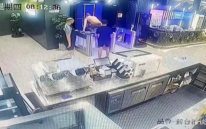 刷到一个视频，看得我心里堵得慌——几个北非来的老外，撬了家健身房的门，进去白嫖健