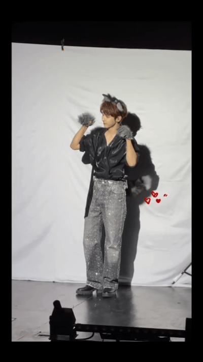 郭俊辰你真没把我当外人富有又慷慨的样子，每一处都长在审美上，蓝色皮草造型贵气逼人