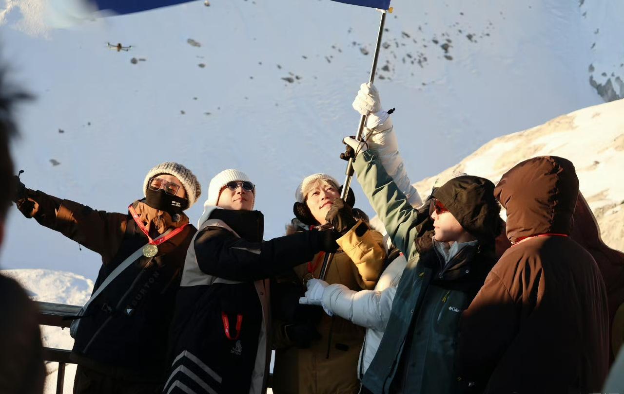再就业男团兄弟六个在共同登顶华山之后又登顶玉龙雪山，这是一次更加艰难的行程，兄弟