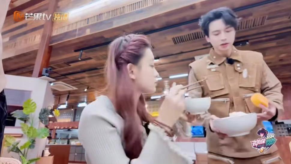 蒲熠星众筹白米饭  我和蒲熠星一样爱吃白米饭，拿着碗把曹恩齐罗予彤的米扒拉到自己