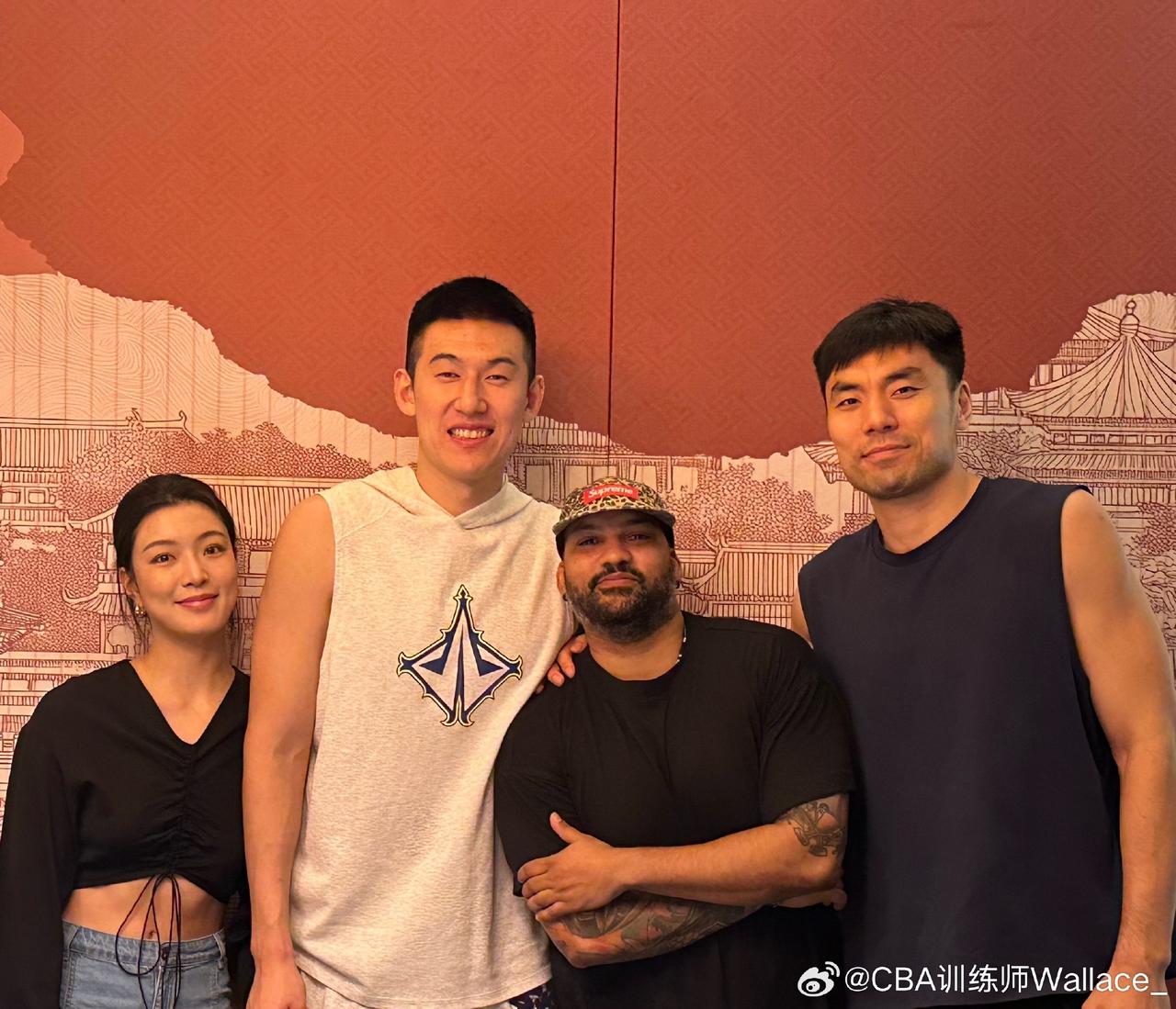 前辽宁男篮训练师华莱士与付豪夫妇还有李晓旭一起聚餐，然后华莱士发微博----感激
