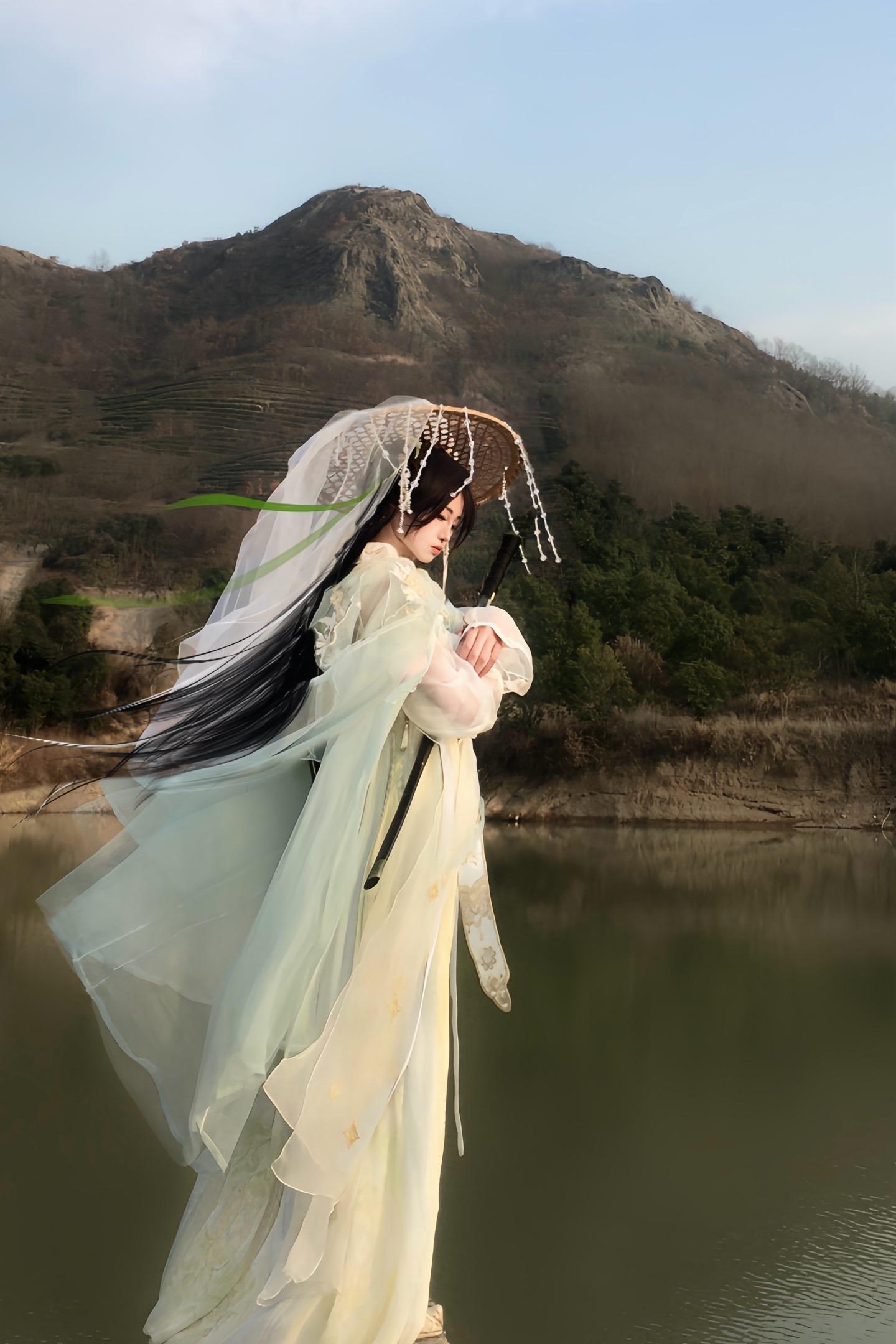 “师姐这寥寥无情道 比我想的难走啊…”