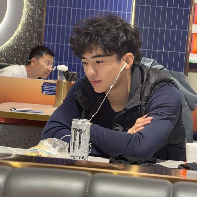 网友偶遇谢霆锋张柏芝大儿子Lucas，路人镜头下的他颜值出众，在人群中格外抢眼，