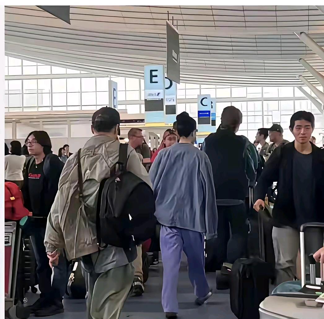 一眼认出，这就是谢霆锋王菲两口子出行的背影。虽然打扮低调，还是很有特色。最近，谢