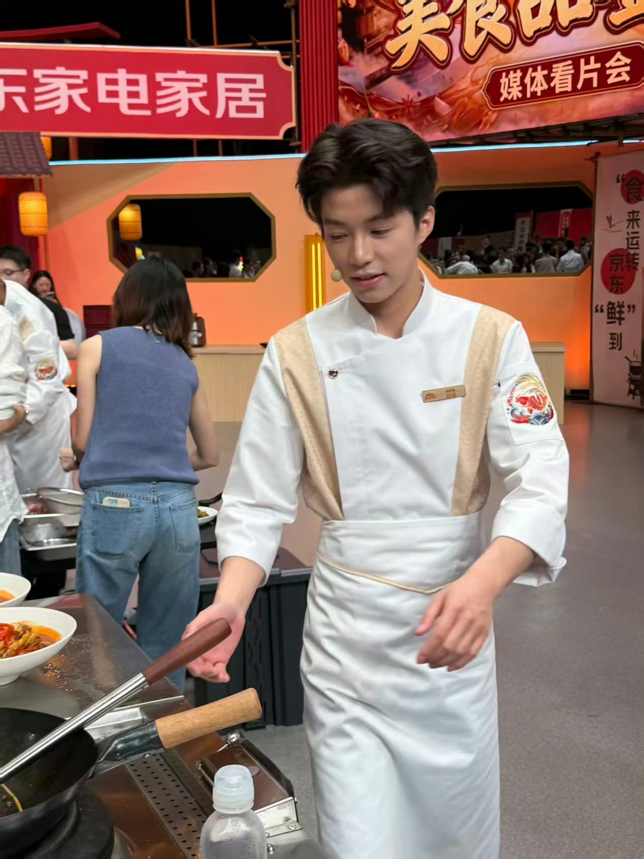 家乡美食大赛厨师撞脸王俊凯家乡美食大赛这期节目出圈名场面来了！参赛厨师侧脸轮廓、