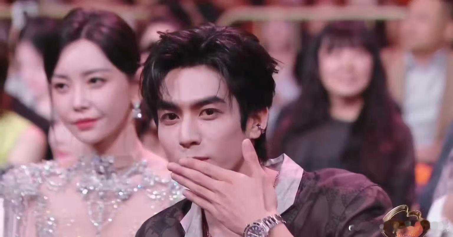  谢娜宋威龙互动谢娜cue宋威龙饭撒 微博之夜超甜互动！谢娜cue宋威龙饭撒，宠