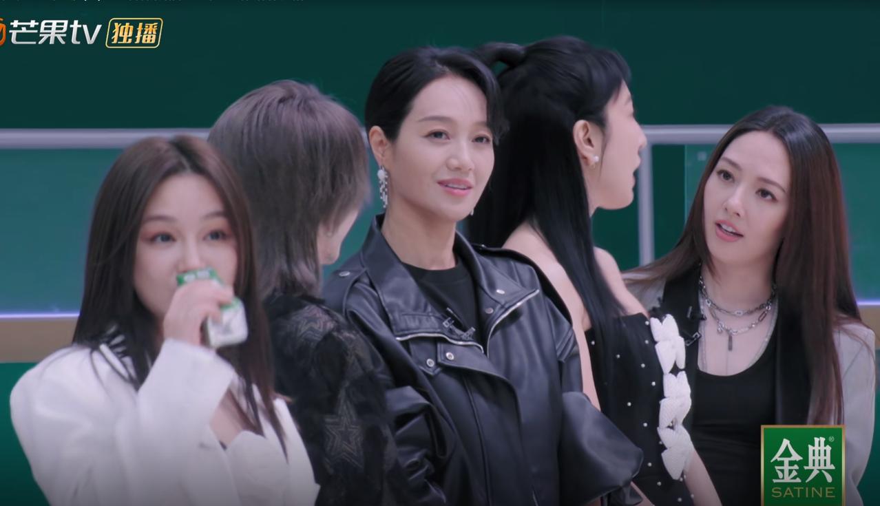 是两口子会越长越像是吗？看朱丹在浪姐里的造型，总会恍惚中依稀看到周先生的影子！太