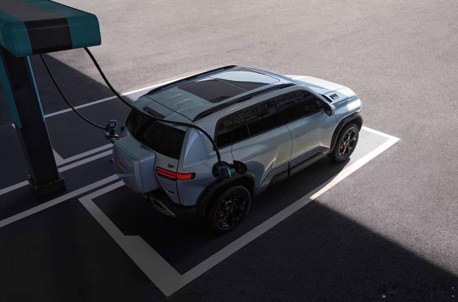 【方程豹钛3闪充版黑科技打造豹力新体验】最直接的“新”，是充电。比亚迪那个闪充技